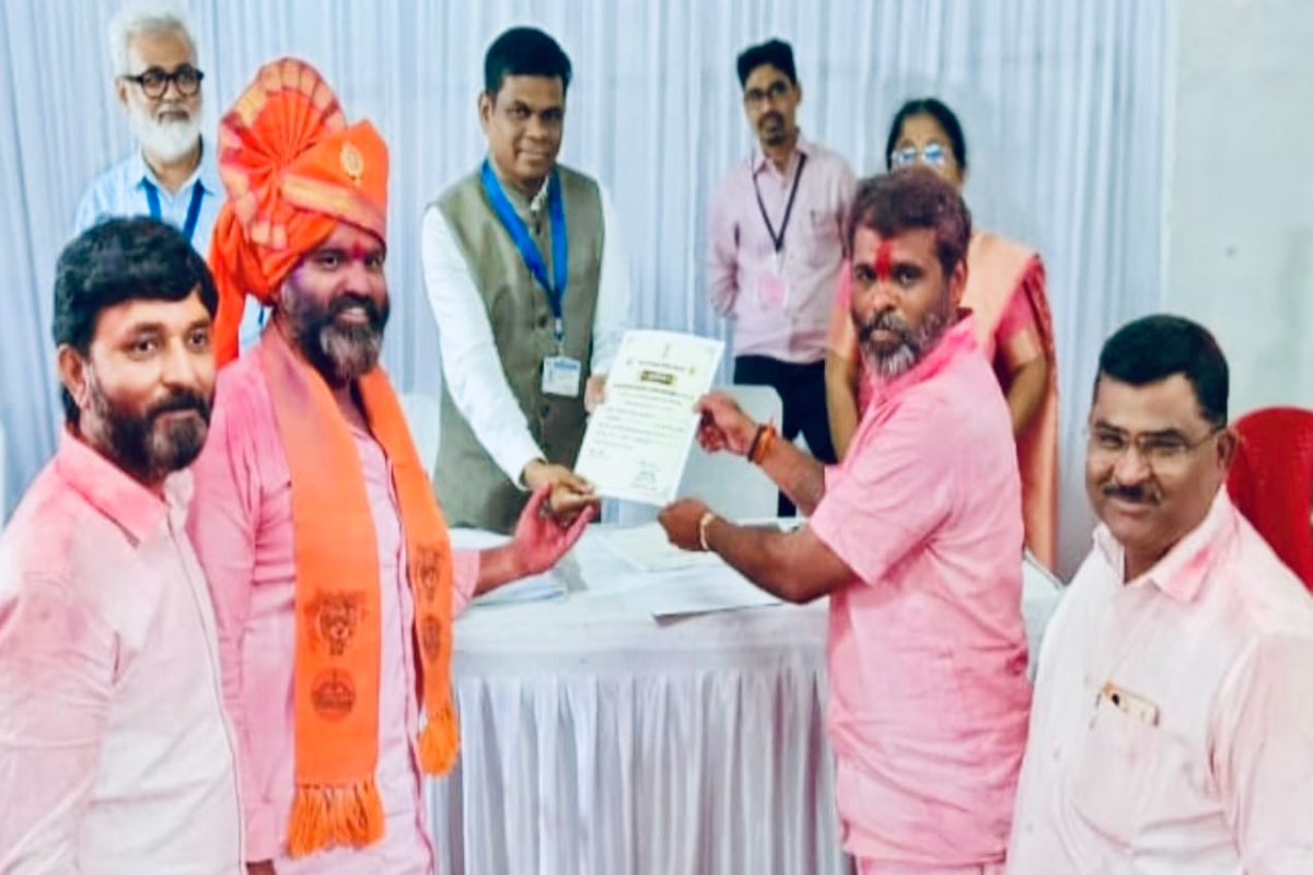 नाशिक महानगरपालिकेकडून नगरसेवक पदाचे प्रमाणपत्र स्वीकारताना