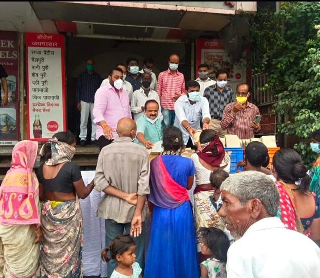 कोविड काळात गरजू कुटुंबांना अन्न वाटप