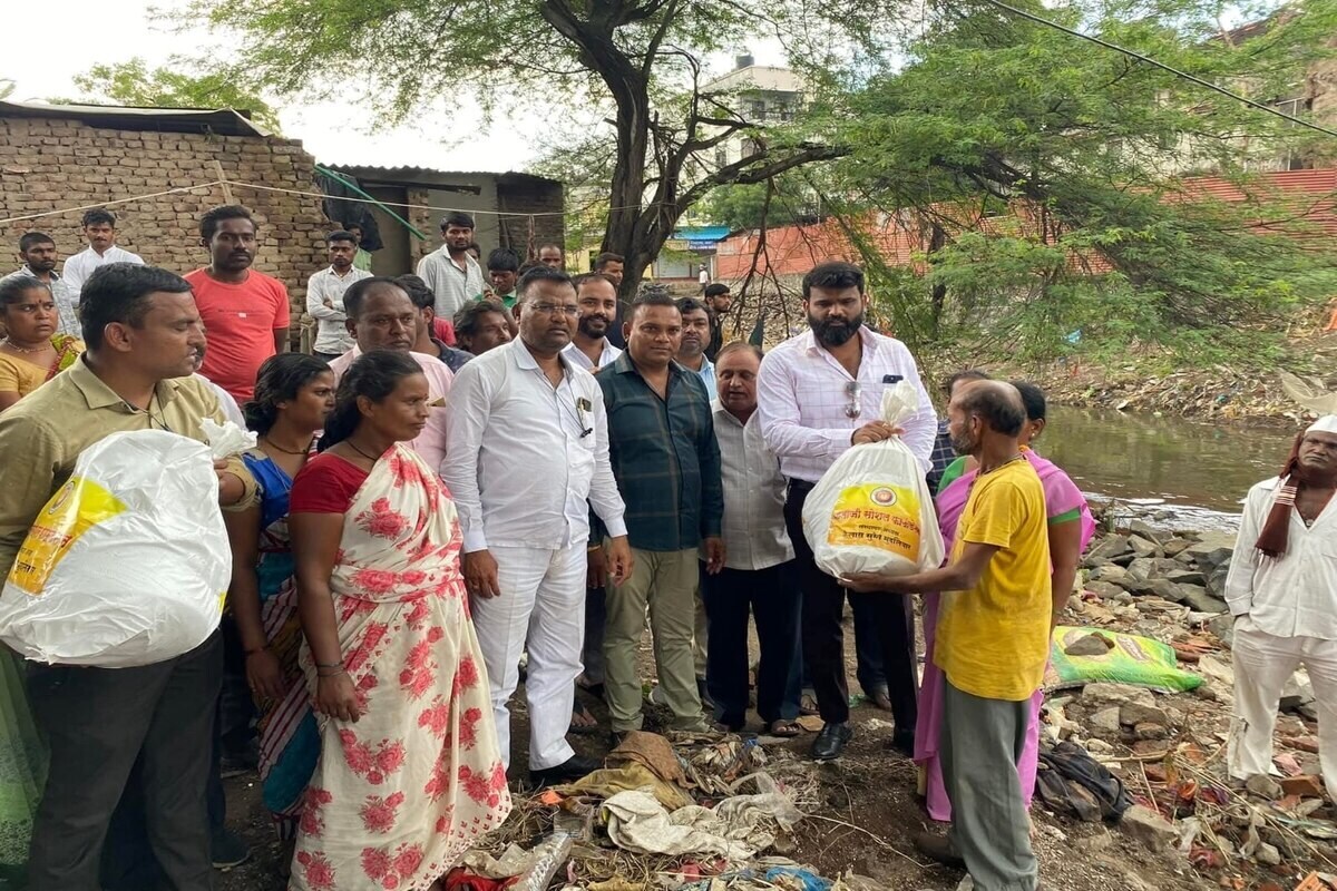 सिन्नर येथील पूरग्रस्त कुटुंबांना घरगुती साहित्य वाटप