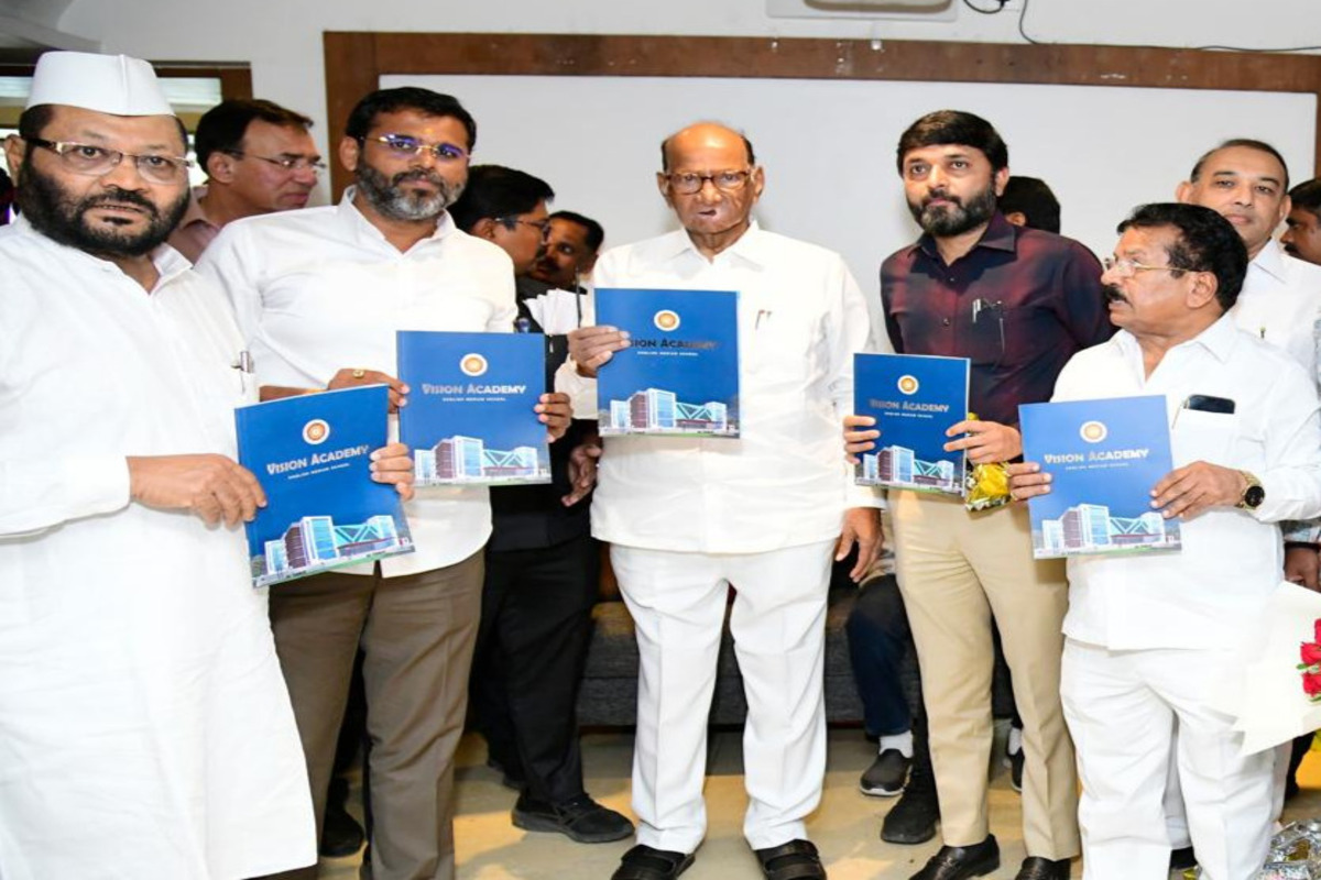 व्हिजन अकॅडमी इंग्लिश मीडियम स्कूलच्या १० वर्षपूर्ती निमित्त श्री. शरदचंद्र पवार यांना सादरीकरण